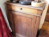 une armoire en bois surmontée d'un bol