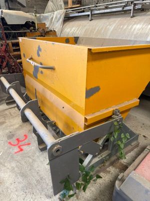 un camion-benne jaune garé dans un garage