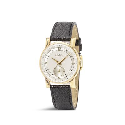 gros plan d'une montre sur fond blanc avec un bracelet noir