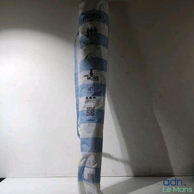 un rouleau de papier toilette posé sur une étagère à côté d'une lampe