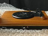a record player sitting on top of a stereo system