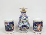 trois vases et une tasse posés sur une table