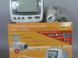 un petit téléviseur posé sur une boîte