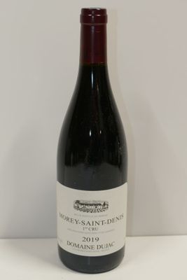 une bouteille de vin posée sur une table