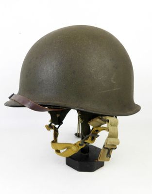 une image représentant un casque posé sur un support, sur fond blanc