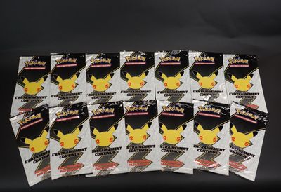 une pile de cartes à collectionner Pokémon empilées les unes sur les autres