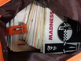 un sac contenant tout un tas de magazines