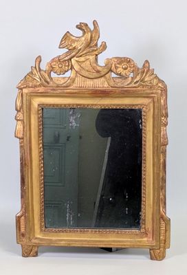 un miroir avec un cadre doré orné d'un dragon