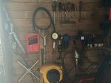 de nombreux outils accrochés au mur d'un garage