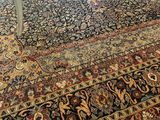 un grand tapis oriental posé au sol dans un salon