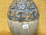 un vase bleu et blanc posé sur un tissu jaune