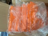 une boîte de carottes emballée dans du plastique posée sur une table