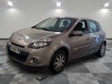 la photo d'une voiture argentée garée dans un garage