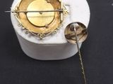 une horloge dorée et blanche sur un fond noir