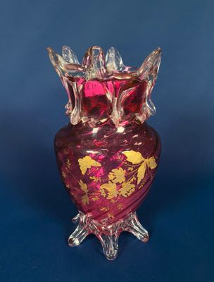 Un vase en verre rose et rehauts dorés en relief, époque fin…