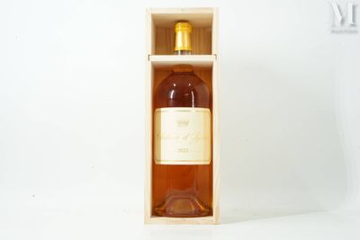 une bouteille de vin dans un coffret en bois posée sur une surface blanche