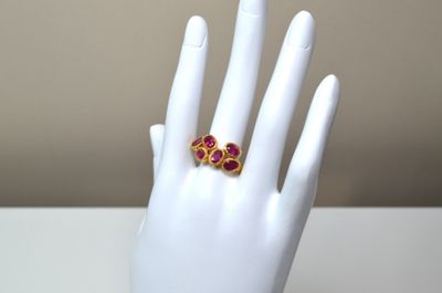 Une bague en argent vermeil, sertie de 3 cts env de rubis fa…