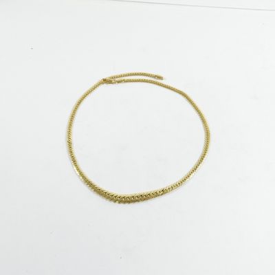un bracelet en or représentant un serpent sur fond blanc