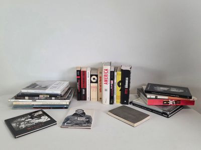 un grand nombre de livres posés sur une table blanche