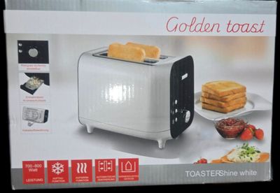 image encadrée représentant un grille-pain avec une tartine posée dessus, sur une table