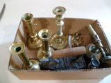 une boîte remplie d'objets en laiton posée sur une table