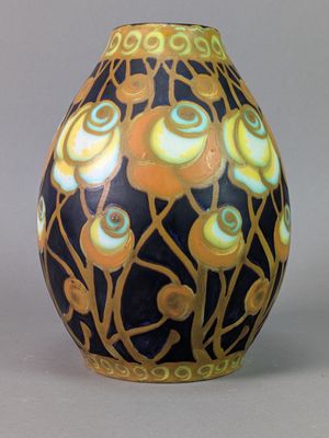 un vase noir orné de fleurs jaunes et bleues