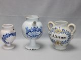 trois vases ornés de motifs bleus et blancs, disposés les uns à côté des autres
