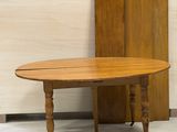 une table en bois placée au milieu d'une pièce