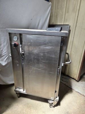 une armoire en acier inoxydable montée sur roulettes, dans une pièce