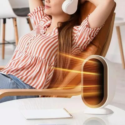 une femme assise sur une chaise, un casque sur les oreilles