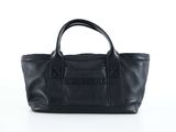 un sac fourre-tout en cuir noir sur fond blanc