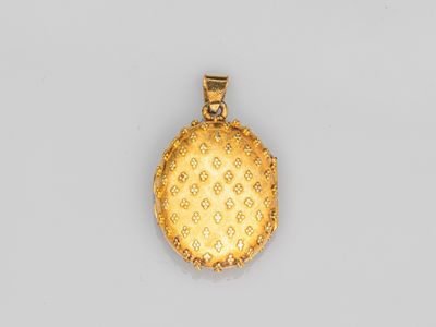un pendentif en or 18 carats orné d'un motif en diamant