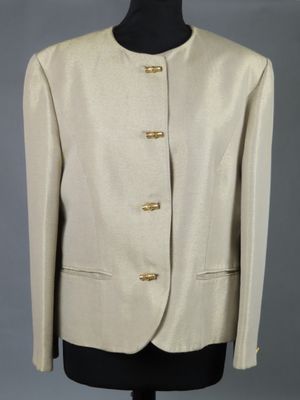 une veste beige sur un mannequin, un mannequin, un mannequin, un mannequin, un mannequin, un mannequin, un mannequin, un mannequin, un mannequin