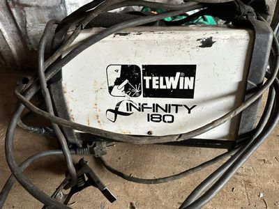 une boîte blanche sur laquelle figure un logo en noir et blanc
