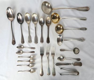 beaucoup de cuillères en argent et de cuillères sur une table