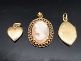 trois bijoux en or, dont un fermoir, un pendentif et une feuille