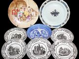 plusieurs assiettes ornées de motifs et de dessins variés sur fond noir