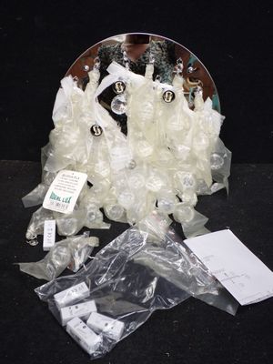 une photo montrant plusieurs objets posés sur une table