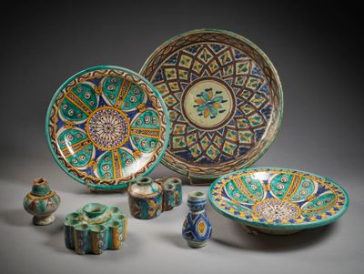 de nombreuses pièces de poterie très variées exposées sur la table