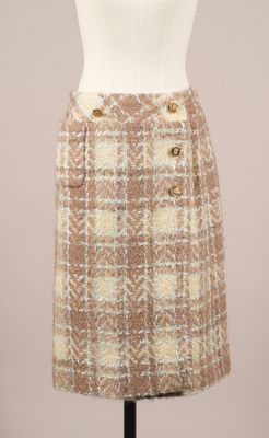une robe de mannequin blanche avec une jupe à carreaux et des boutons