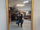 un homme se prenant en photo dans un miroir