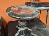 une chaise posée sur une table