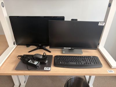un bureau équipé de deux écrans et d'un clavier