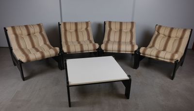 Salon lounge en bois peint noir comprenant quatre chauffeuse…