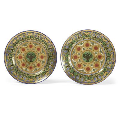 une paire d'assiettes ornées de motifs floraux sur fond blanc