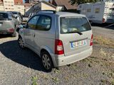 une petite voiture garée dans un parking