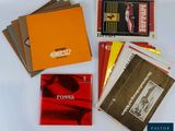 un grand nombre de livres posés sur une table