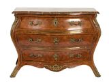 une petite commode avec un plateau en marbre