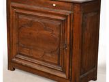 une vieille armoire en bois avec une porte et un tiroir au-dessus