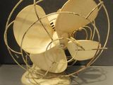 un ventilateur en métal posé sur une table